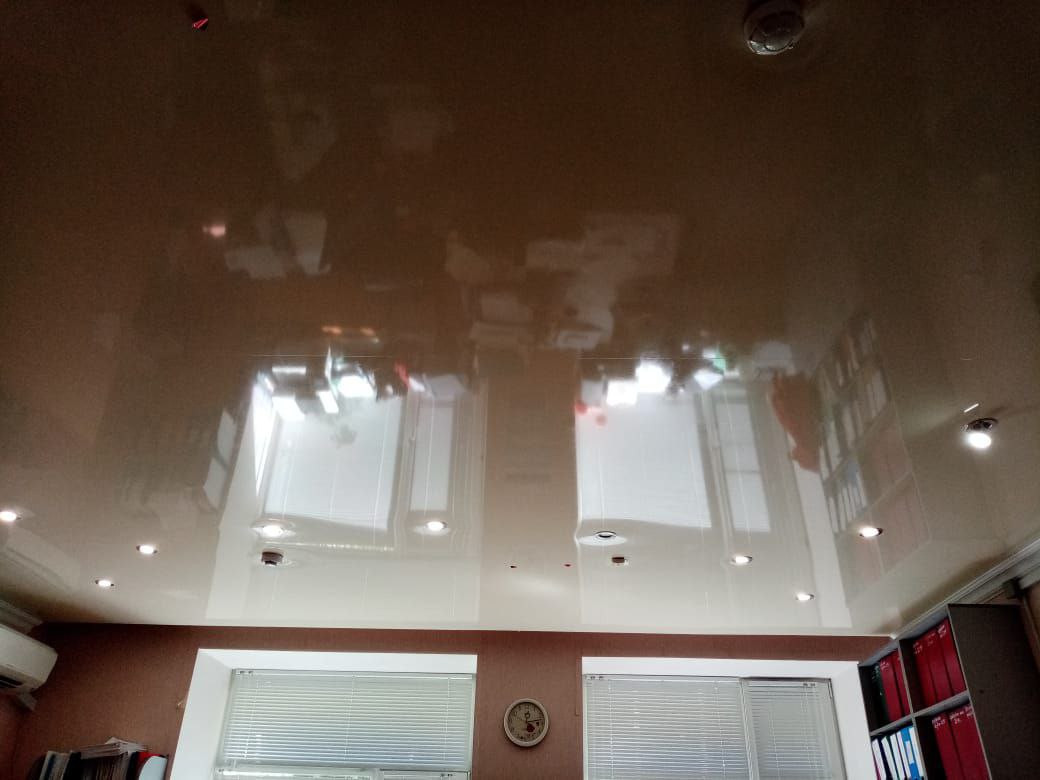 Натяжной потолок в офис с точечными светильниками, фото 1